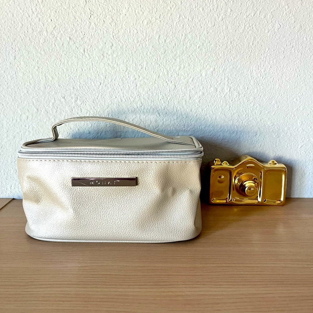 Pearl white makeup bag/brand new/from monat